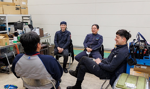 工場内で談笑するスタッフ