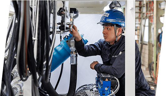 油圧機器の点検作業を行う作業員