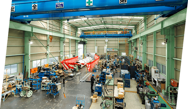 天井クレーンのある製造工場の内部全景